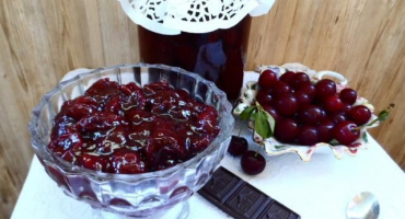 Krok za krokem recept na třešňový džem v čokoládě s kakaem a koňakem na zimu